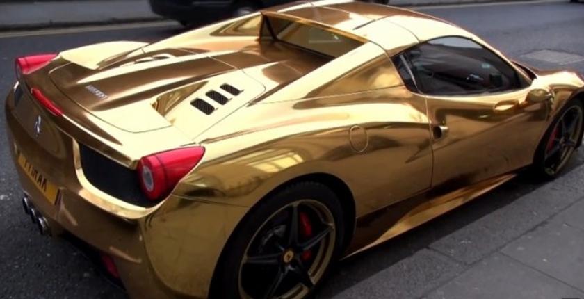 طرح سيارة "Ferrari" للبيع  في  أول مزاد مخصص للذهب بالعالم