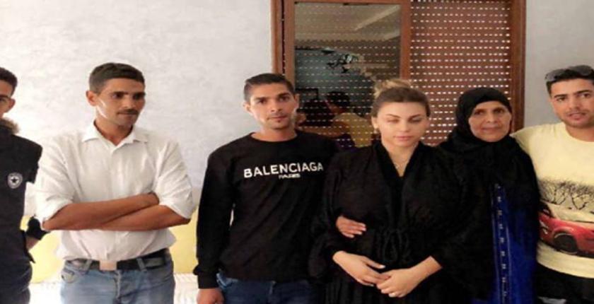 بعد مغادرتها أسوار السجن ملكة جمال المغرب تلتقي بأسر الطفلين
