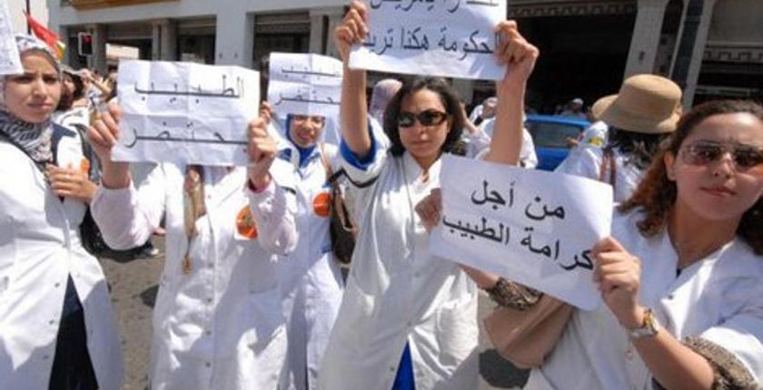 أطباء القطاع العام يهددون "الدكالي" بالهجرة الجماعية