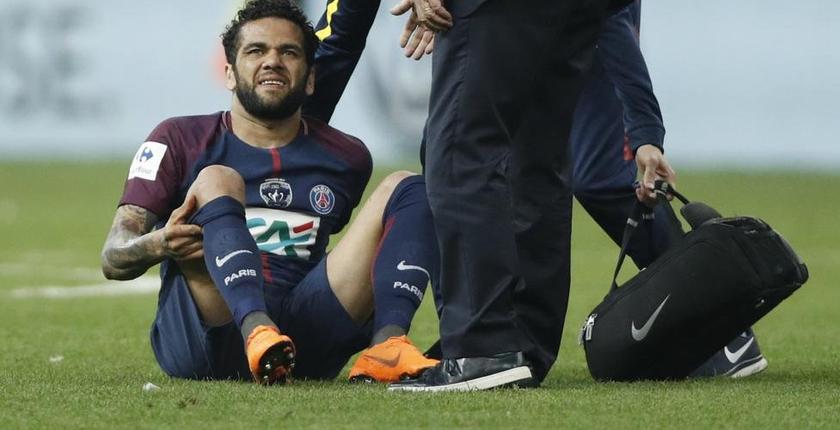 الرباط الصليبي يهدد مشاركة داني ألفيس في مونديال روسيا