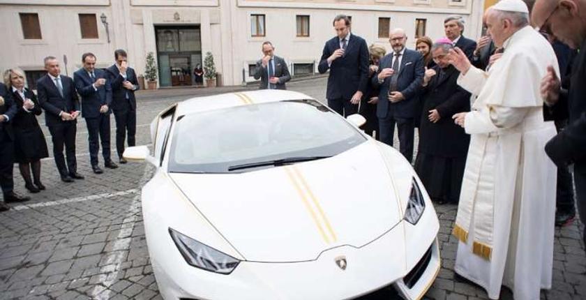 سيارة "Lamborghini" فاخرة تعود ل"بابا الفاتيكان" بيعت بسعر قياسي! 