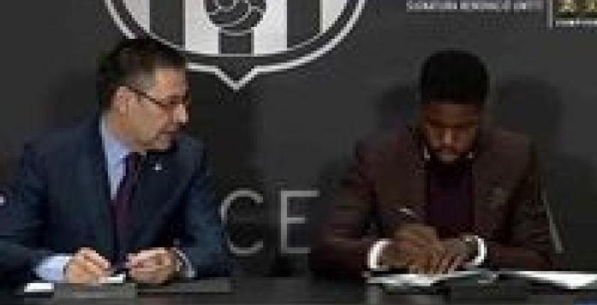 رسميا.. برشلونة يجدد عقد مدافعه أومتيتي