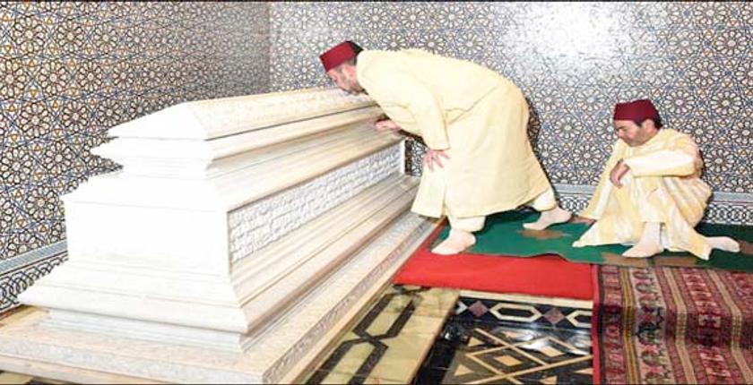 الملك محمد السادس يزور  ضريح محمد الخامس  للترحم على روحي والده وجده 