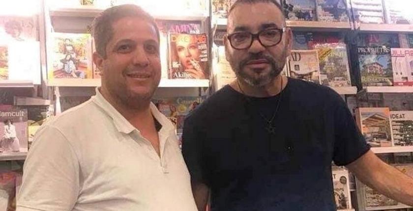 جلالة الملك يظهر في صورة حديثة بإحدى مكتبات الشانزليزيه