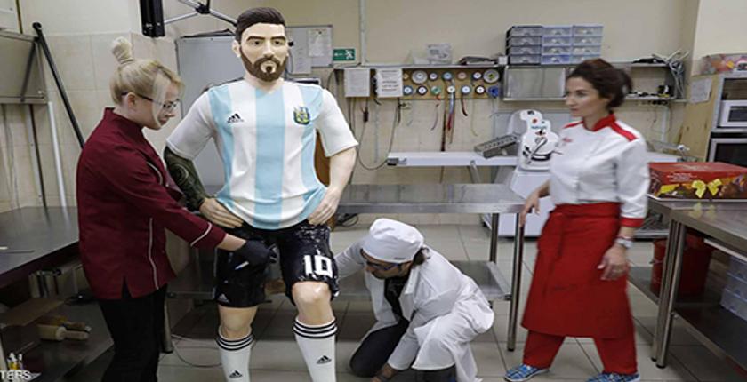 روسيا تحتفل بعيد ميلاد ميسي وتصنع له تمثالاً من الشكولاطة 