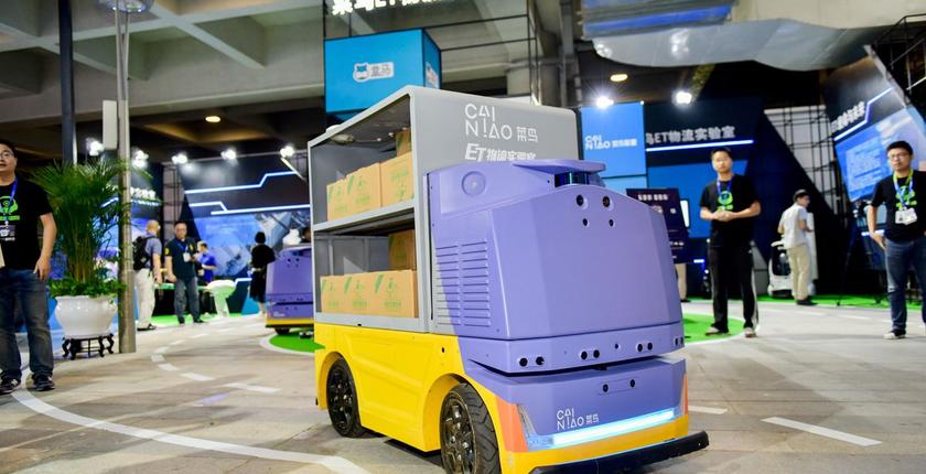 شركة Alibaba تطلق "روبوت" على شكل سيارة لنقل البضائع للمشترين