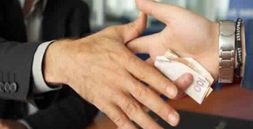 مراكش.. الإطاحة بـ3 موظفين بالمجلس الجماعي بسبب "الرشوة"